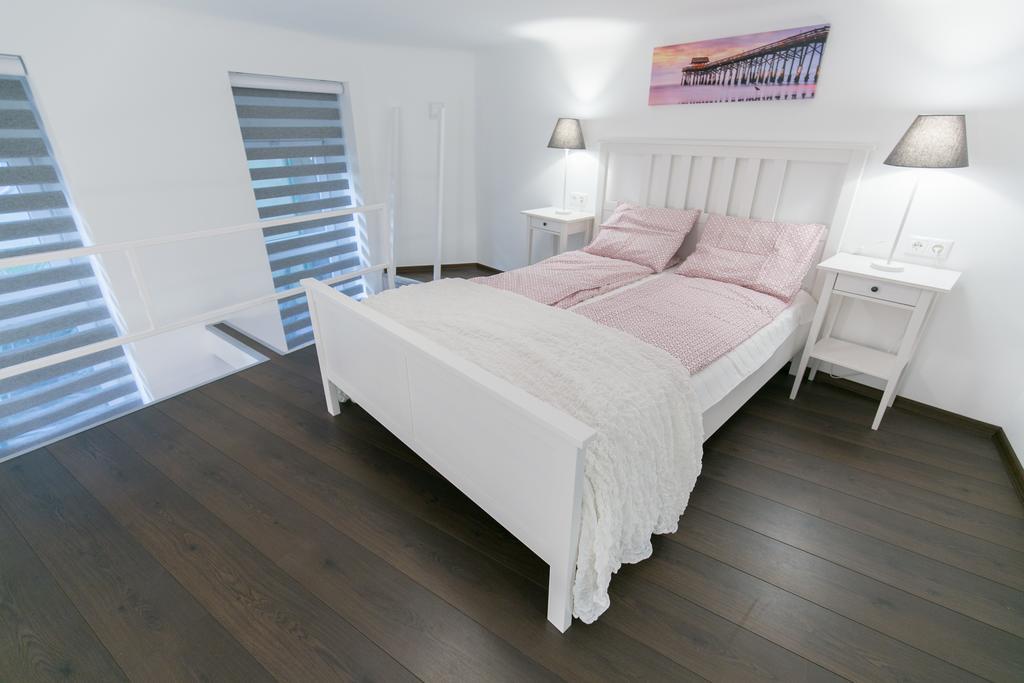 Apartment Sleek Minimalist At Inner *